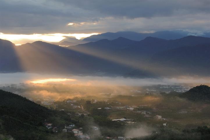 金龍山迎曙光