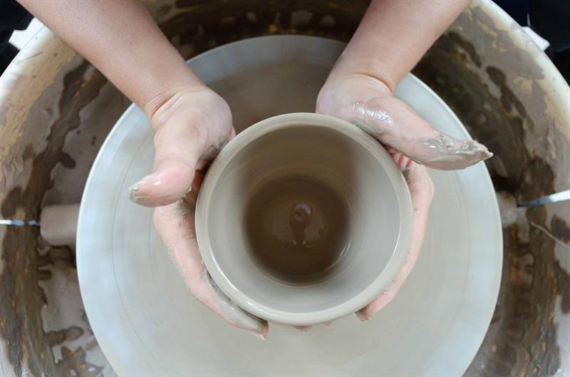 The 5-Minute Artists Doing Pottery