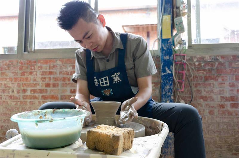 The 5-Minute Artists Doing Pottery