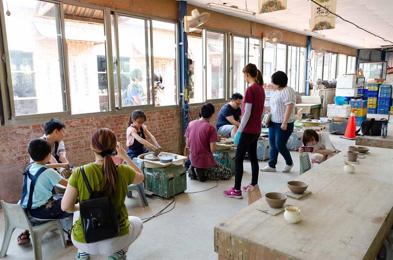 The 5-Minute Artists Doing Pottery