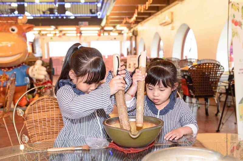 Taking a Rest @Provincial Highway No. 11   Enjoying a Cup of Coffee and Sea Breeze