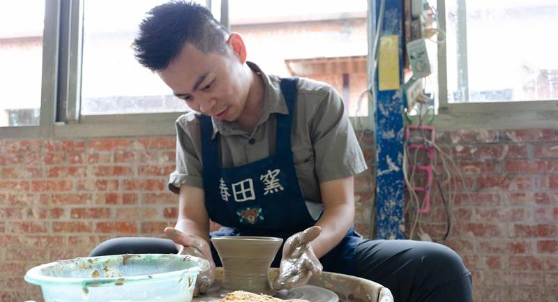 The 5-Minute Artists Doing Pottery