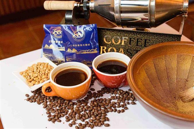 国道11号沿線で飲む一杯の潮風コーヒー