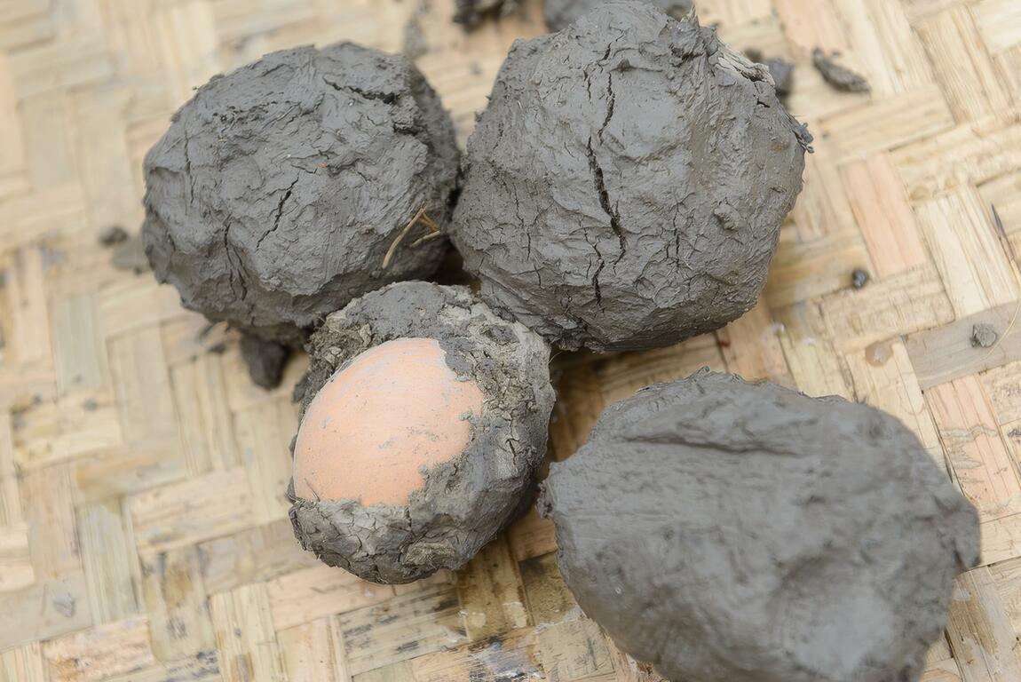 將準備好的食材用在地富黏性的泥土包覆起來