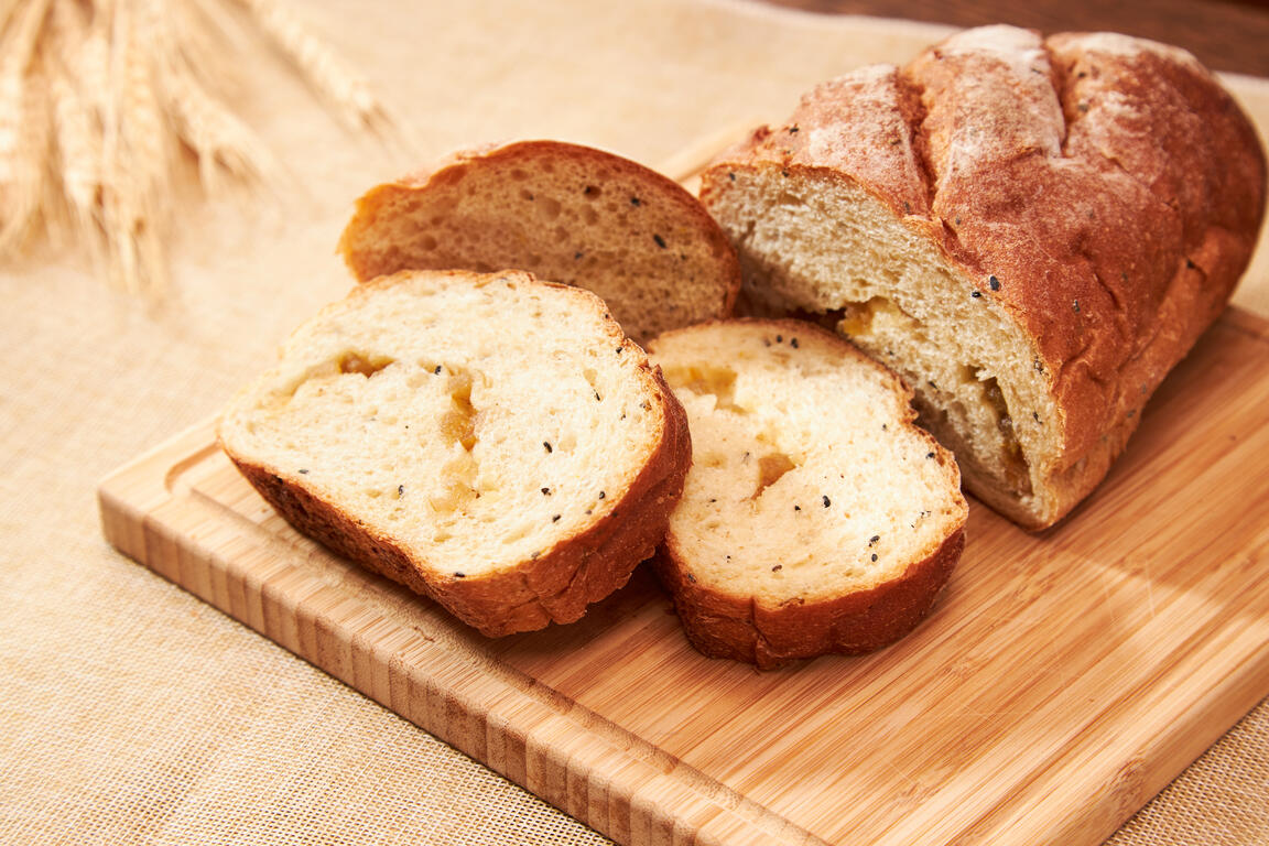 鮮採南瓜搭配柚子丁的招牌窯烤麵包