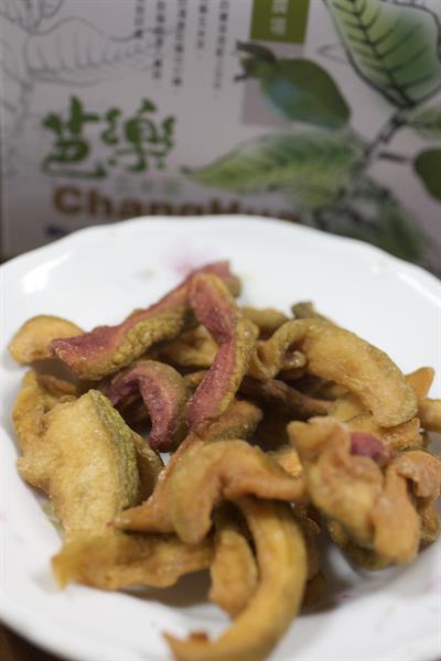 菁芩農場的芭樂乾，不乾不硬，咬起來有水嫩感且帶天然香韻，常賣到缺貨