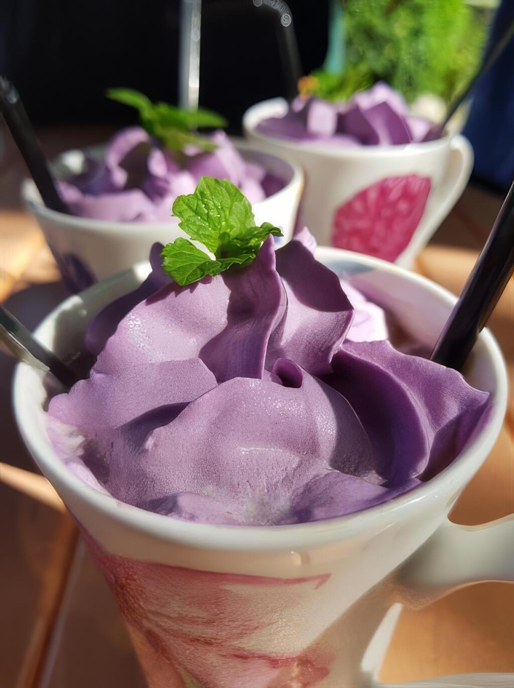 紫咖啡的奶泡由紫色地瓜製成