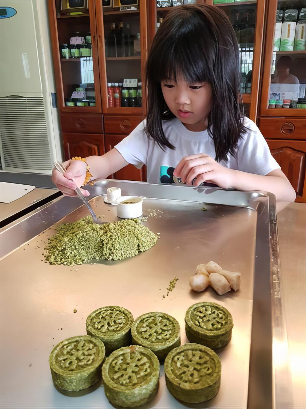 綠茶糕製作過程比想像中簡單，連小朋友都能輕易上手