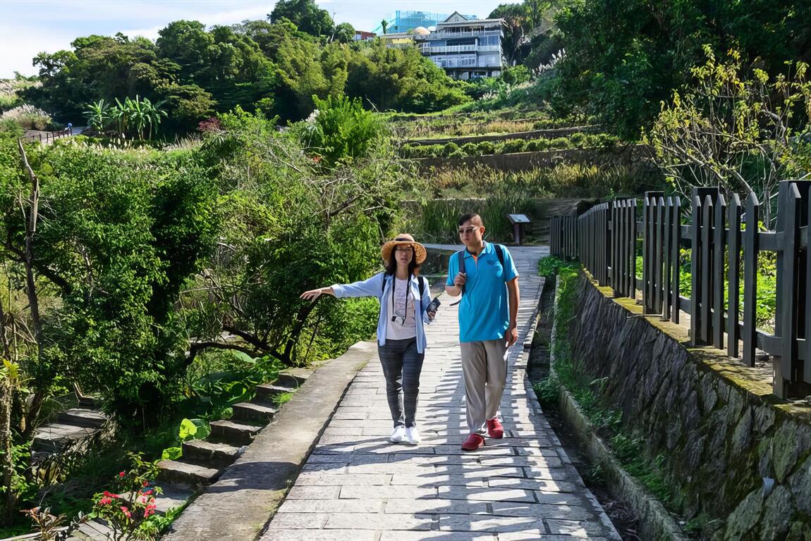 本篇特別邀請在地達人「阿義師」張侑霖，帶大家體驗貓空休閒農業區近年熱門活動「豐茶祭」，認識貓空的品茗文化！貓空不只能喝茶，也能吃創意茶料理、走訪親山步道、沿途欣賞芒草花，愜意悠閒的貓空半日遊有哪些不可錯過的景點、美食、紓壓的好所在！