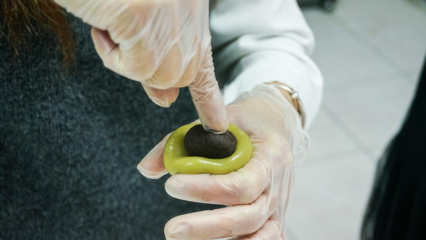 將內餡放至麻糬內