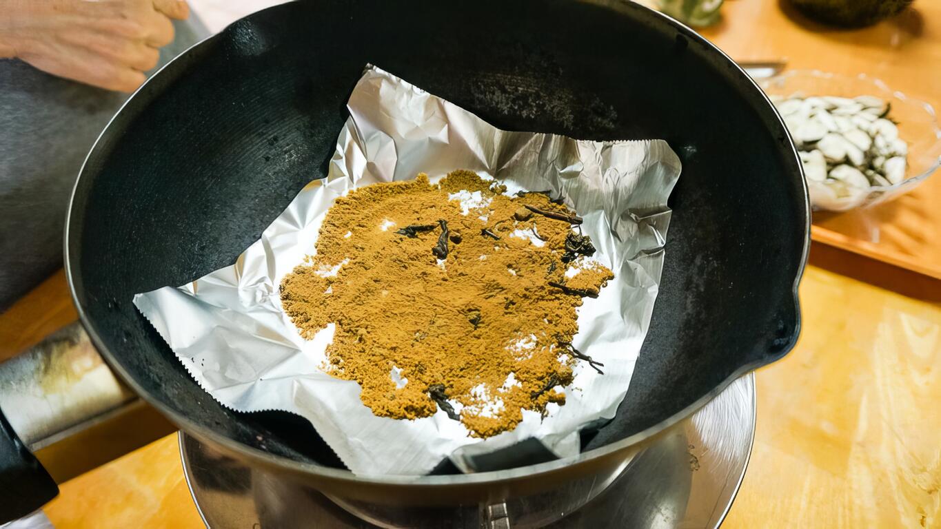 鋁箔紙加入茶葉與紅糖