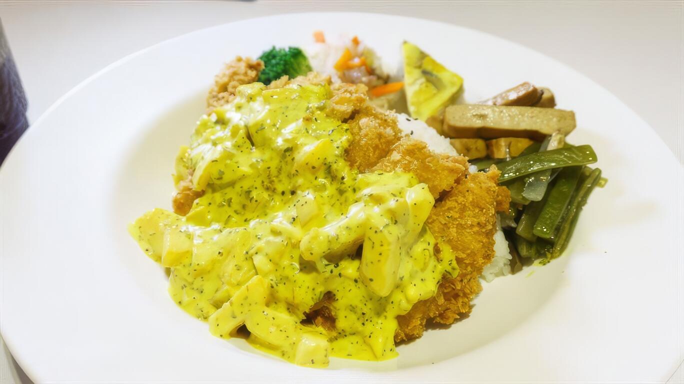 圖說：看一次餓一次的日式豬排佐芒果塔塔醬。