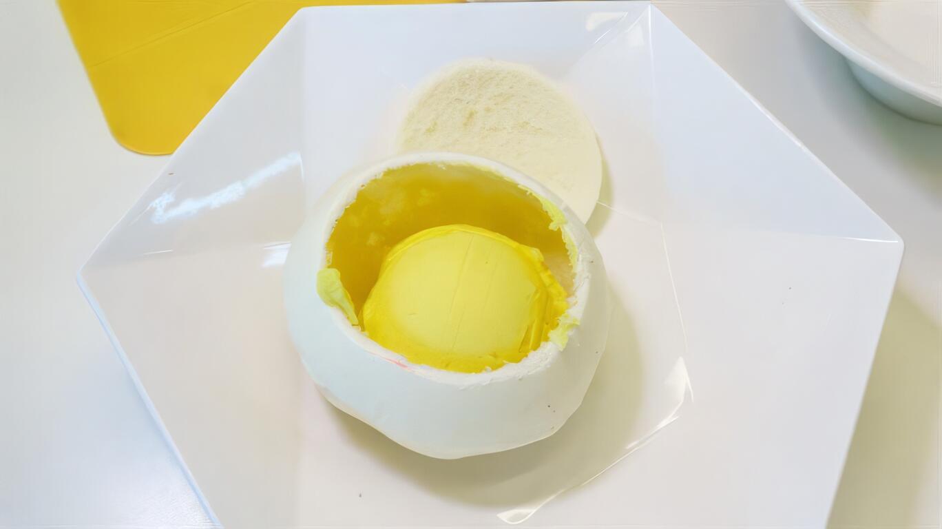 圖說：膨餅上方戳洞，在中空的餅身填入雙球芒果冰，讓膨餅除了懷舊的古早味，又多了甜蜜柔潤的滋味。