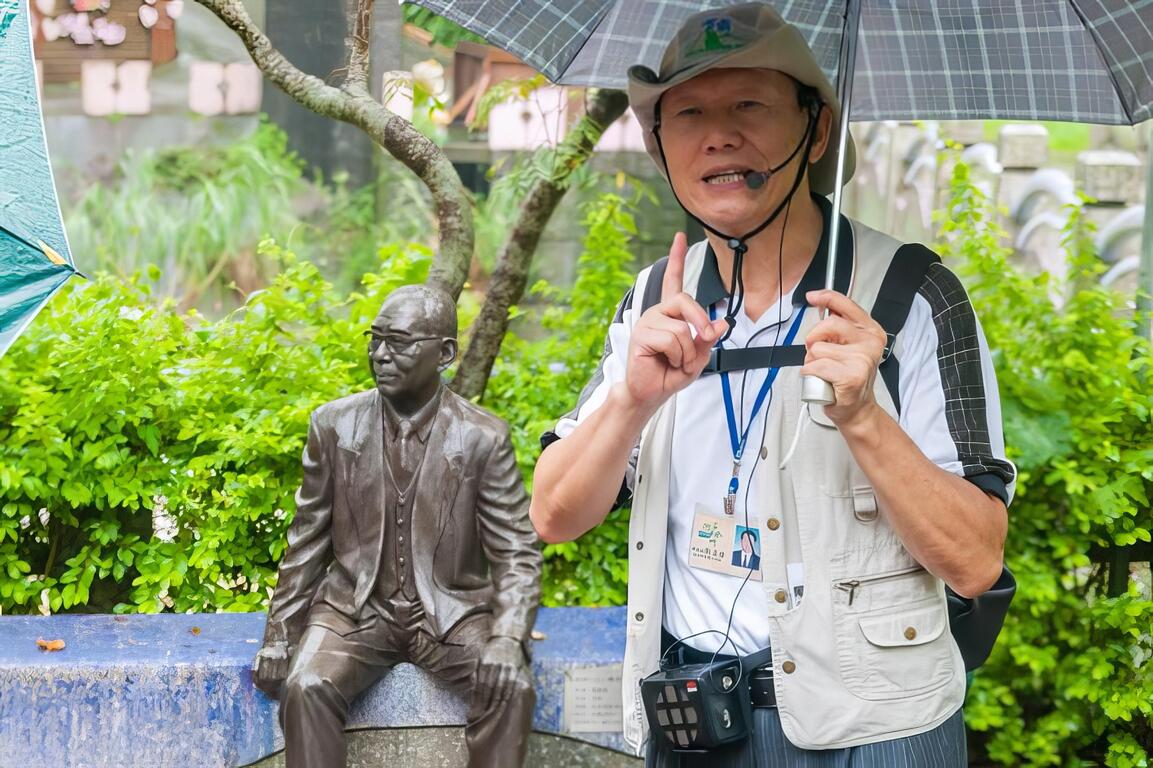 白冷圳社區總體營造促進會解說員 劉昌隆，與我們說明當地的歷史故事與文化淵源；後方雕像為白冷圳之父─磯田謙雄技師。