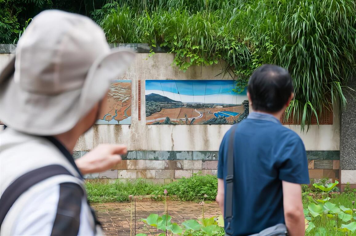 白冷圳紀念公園中，包含紀錄了附近史實的石牆，在解說員劉昌隆先生說明下，對於整體區域環境有了初步了解。