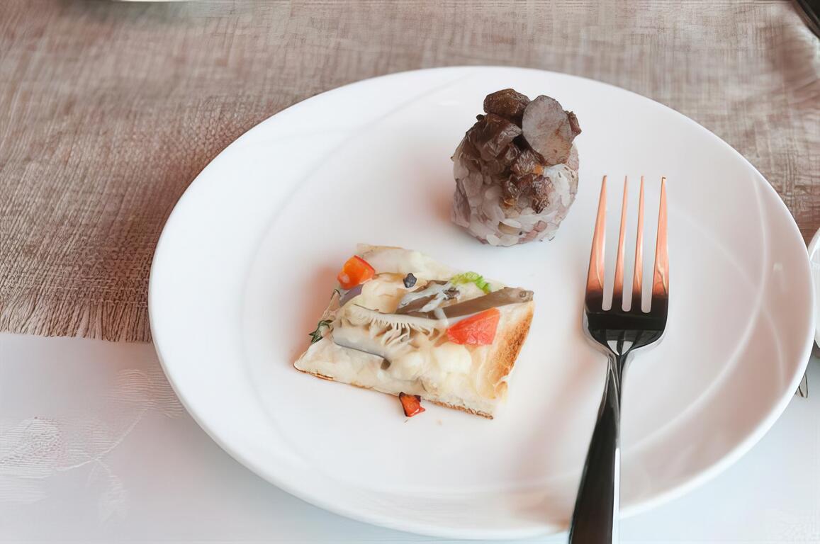 將吐司佐上綜合香菇、美乃滋、花椒、青蔥等切丁配料，放入烤箱微焦後，成為一道美味佳餚