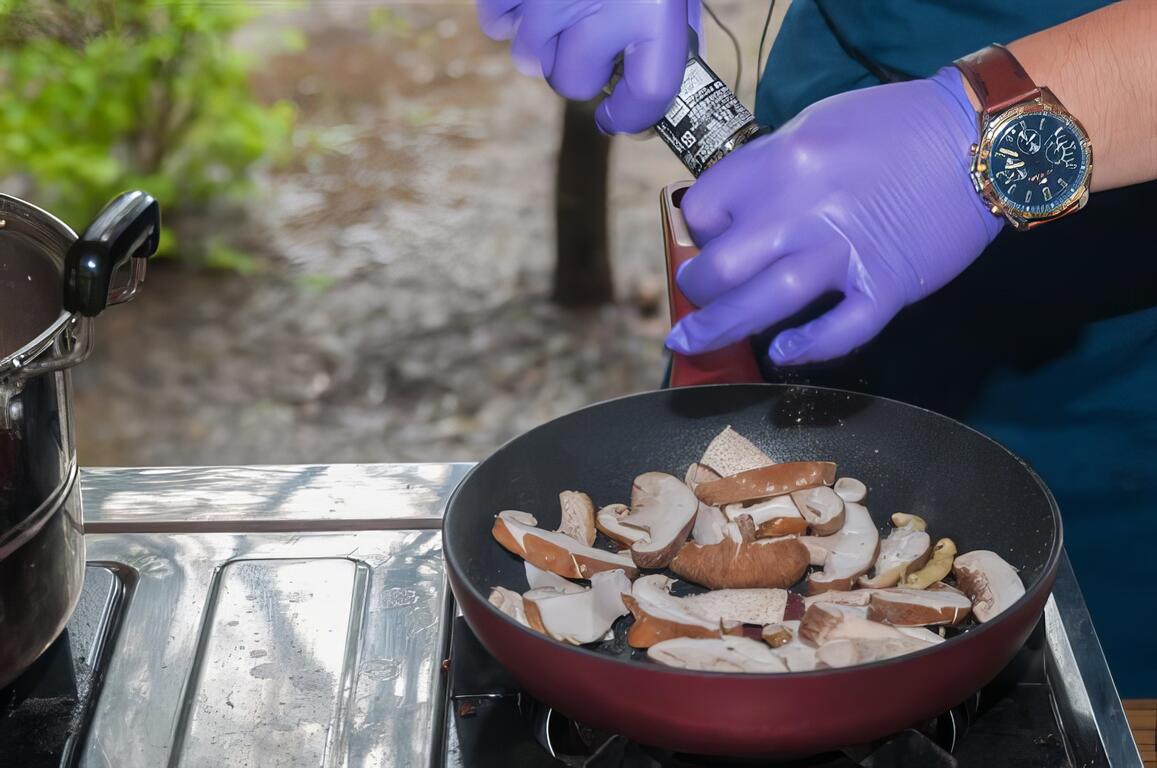 加入些黑胡椒，在香菇、杏鮑菇、珊瑚菇間切換，體驗口感的切換
