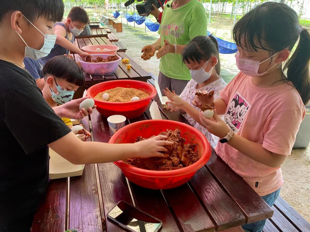 鹹鴨蛋DIY活動。