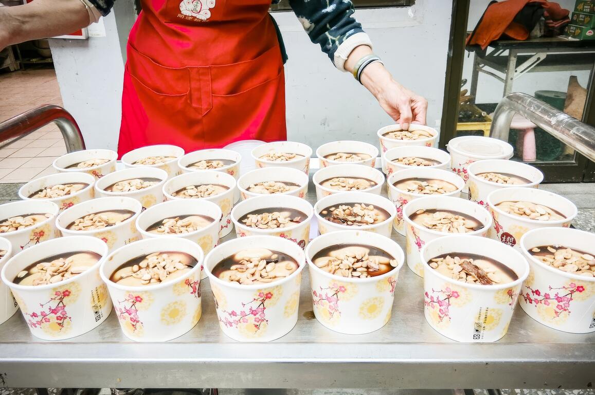 蒸熟後牛汶水加入黑糖和薑汁或園區栽種所熬煮的仙草汁，製作成一碗暖呼呼的甜湯。