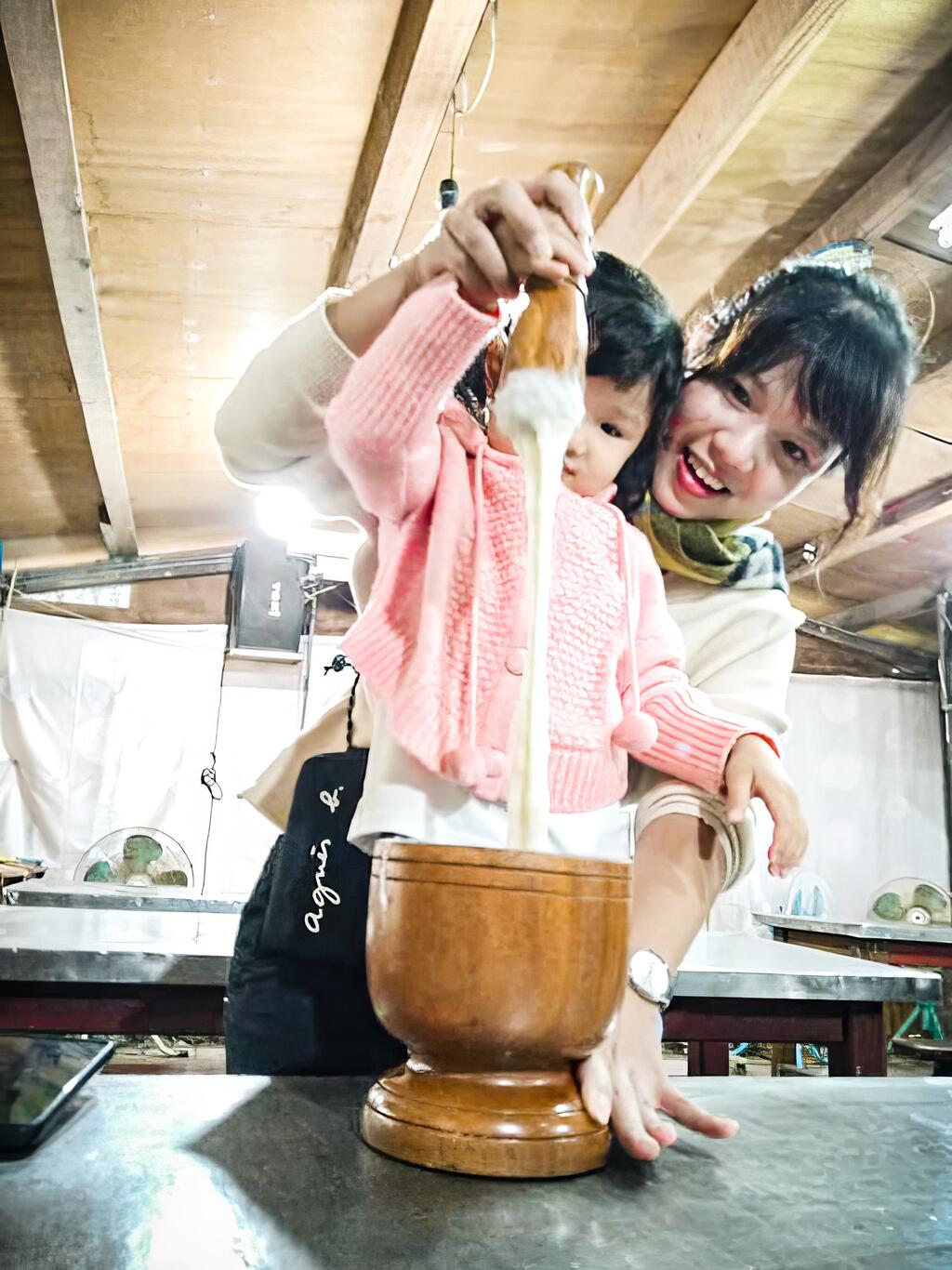 親子同樂將糯米飯搗成麻糬。