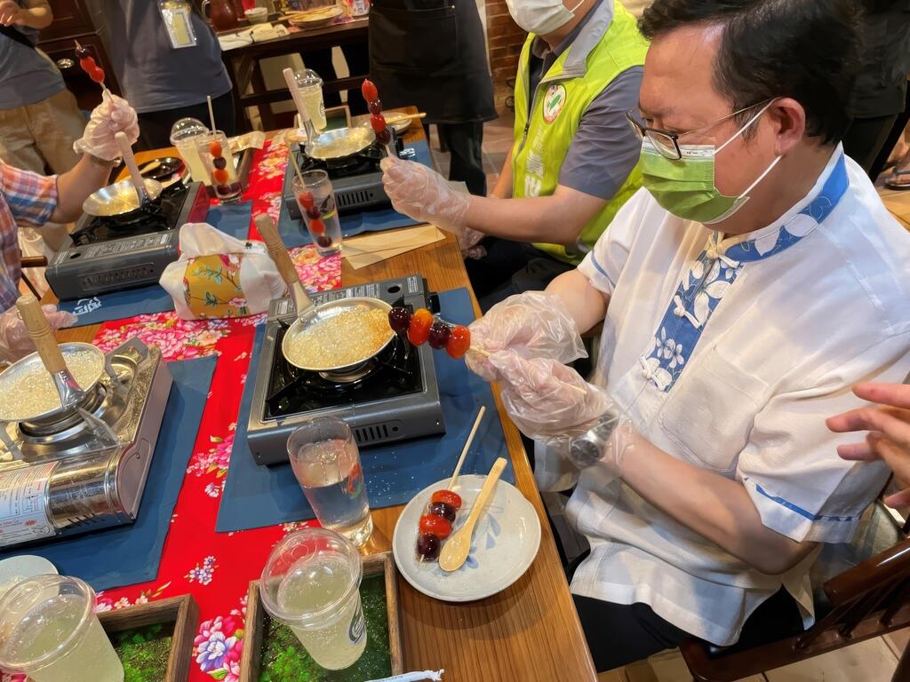 體驗製作洛神花糖葫蘆。