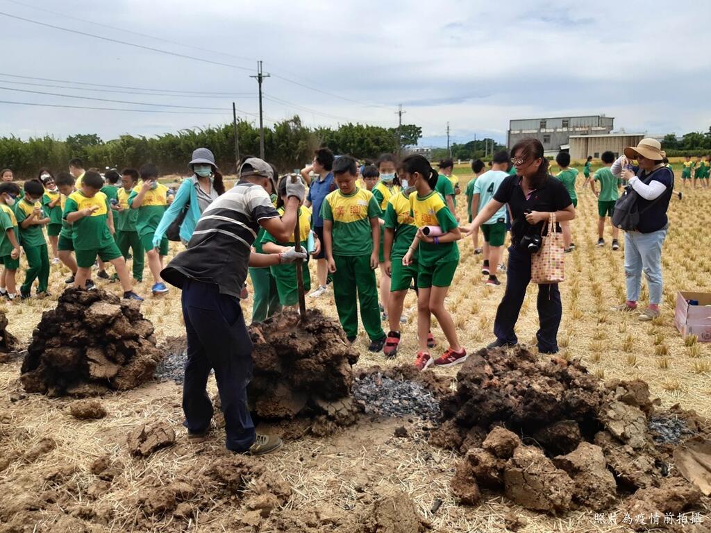 學生戶外教學體驗焢窯。
