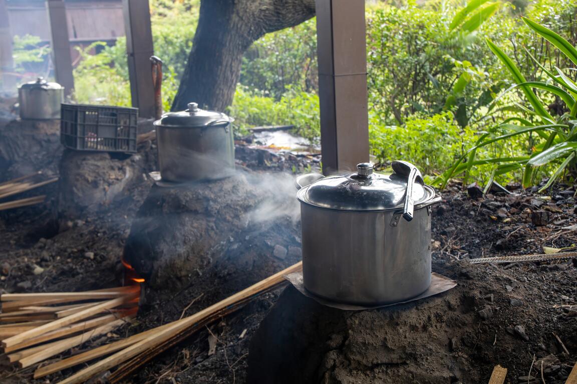 以焢窯烹飪美味料理。