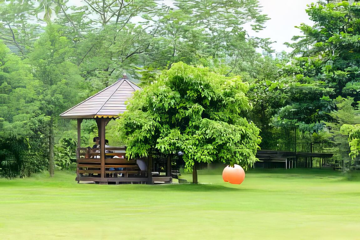 很多家庭都還擇坐在草皮上的涼亭內