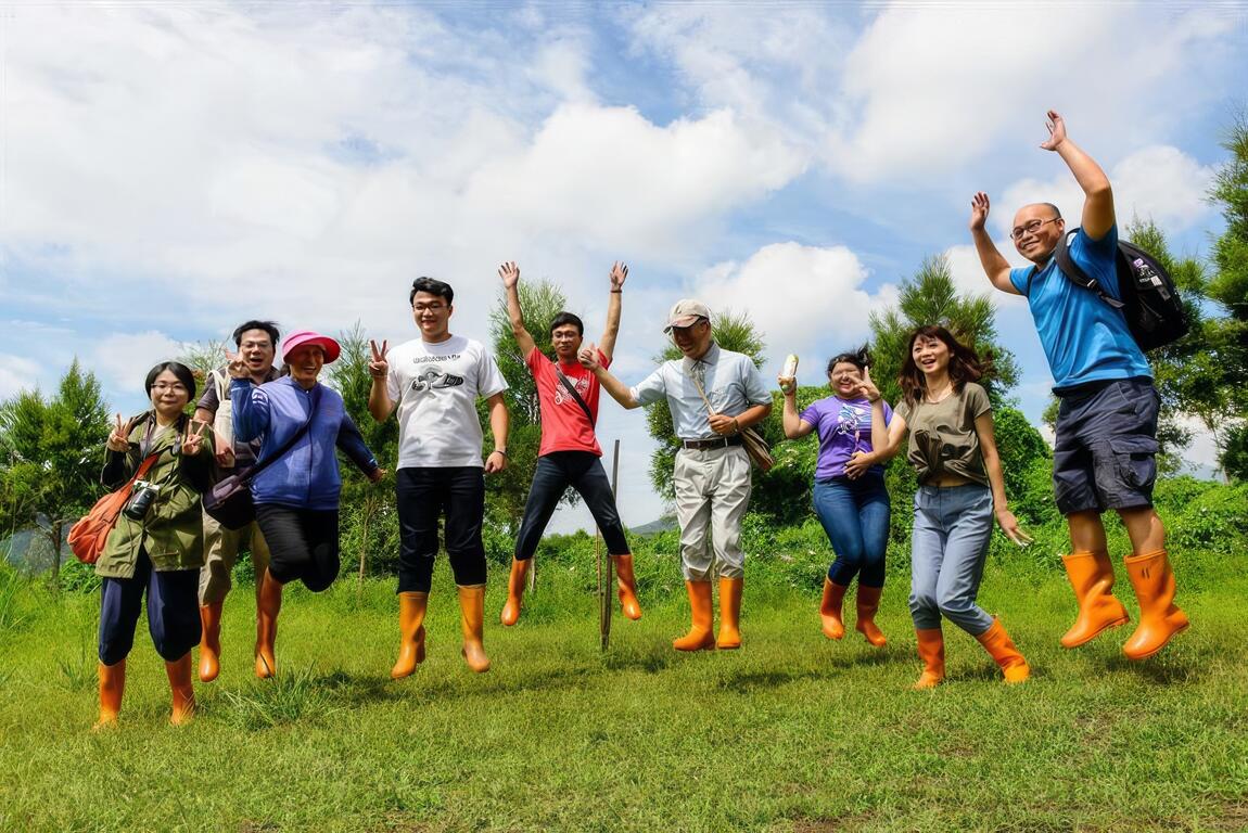 大家聽著導覽員的號令一起往上跳,旁邊的人立刻感受到地面在搖晃,就很像一夥人站在超大型彈簧床上玩耍一般。