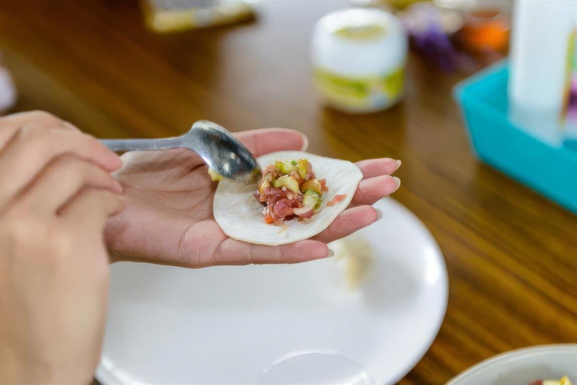 將餡料放進水餃皮內。