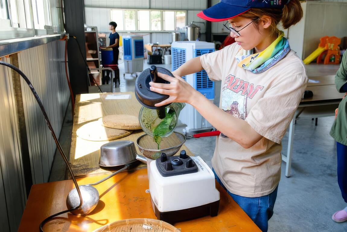 將過濾的茶樹汁並倒入融化的皂基中。