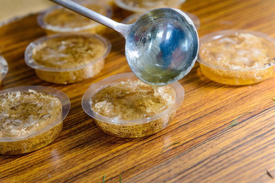 混合攪拌後再倒入備好的膠膜後即可。