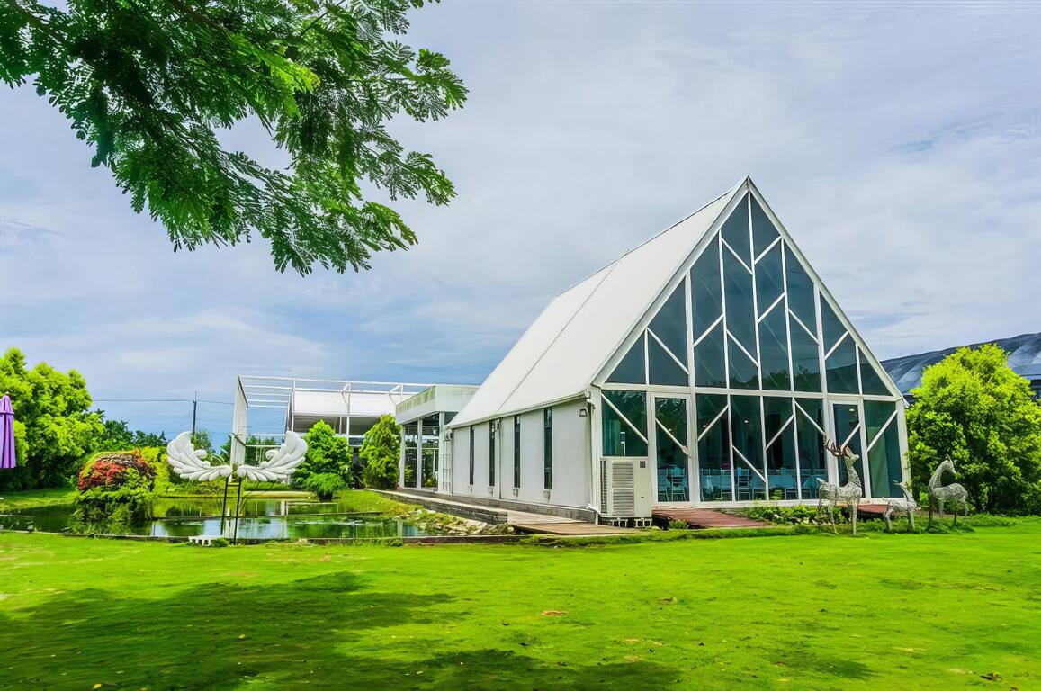 天使花園休閒農場的招牌建築是尖頂的白房子