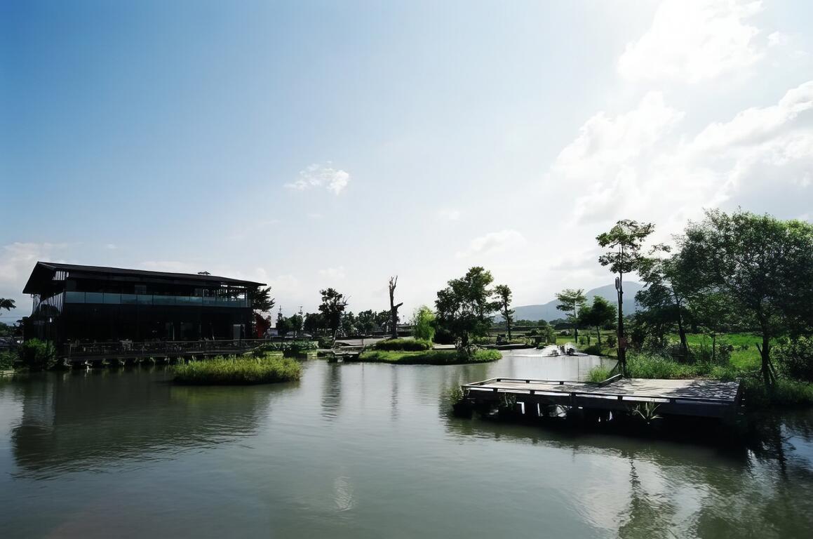 圖說：玻璃屋餐廳和魚池是必拍