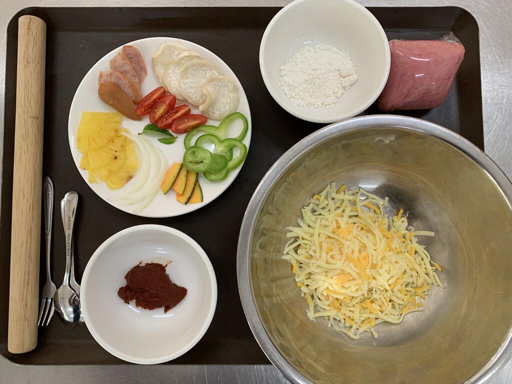 進教室，桌上已經準備好做Pizza的菜料