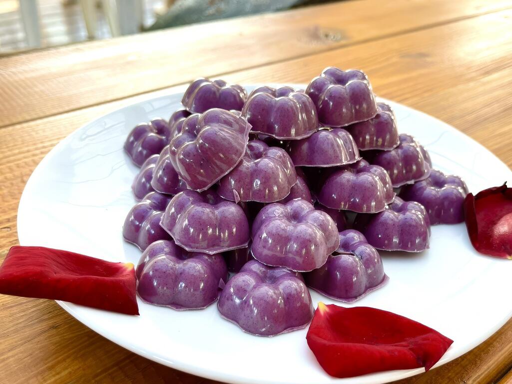 脫模的巧克力散發著迷人的玫瑰香氣