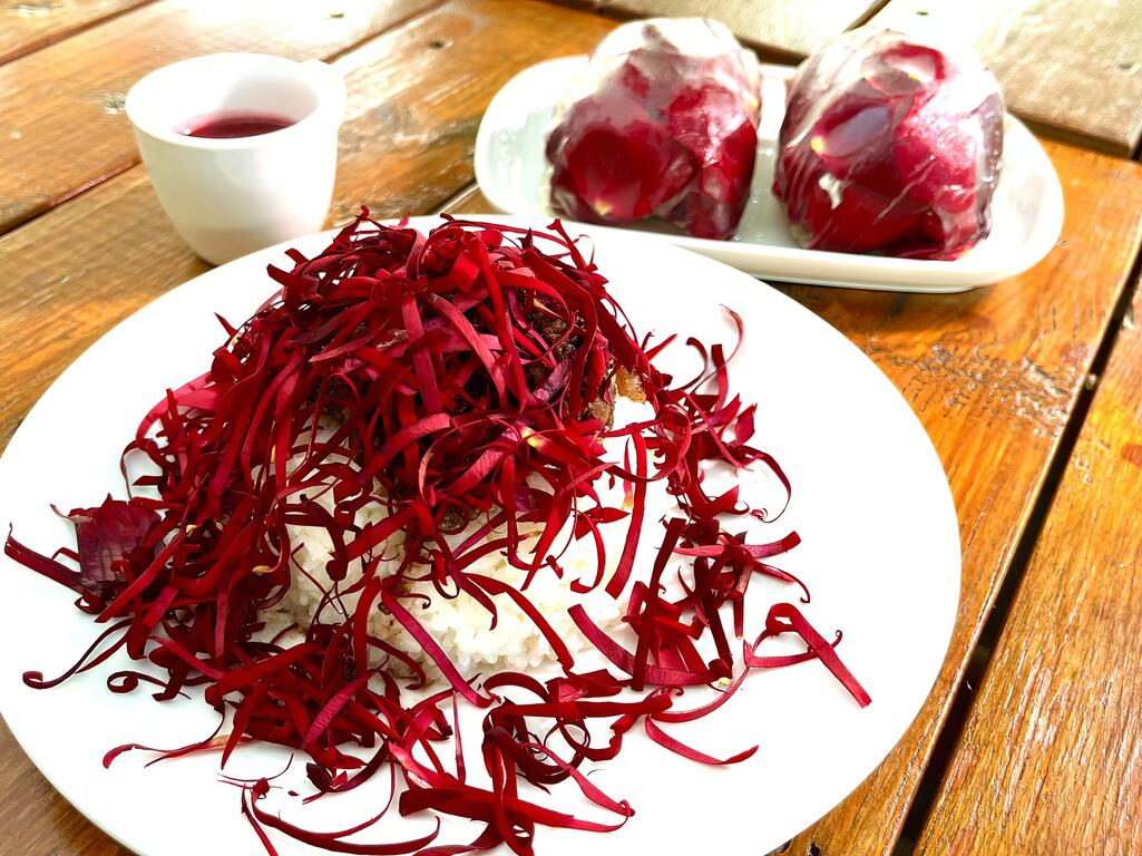 玫瑰肉燥飯上灑滿了玫瑰花瓣，有去油解膩的效果！