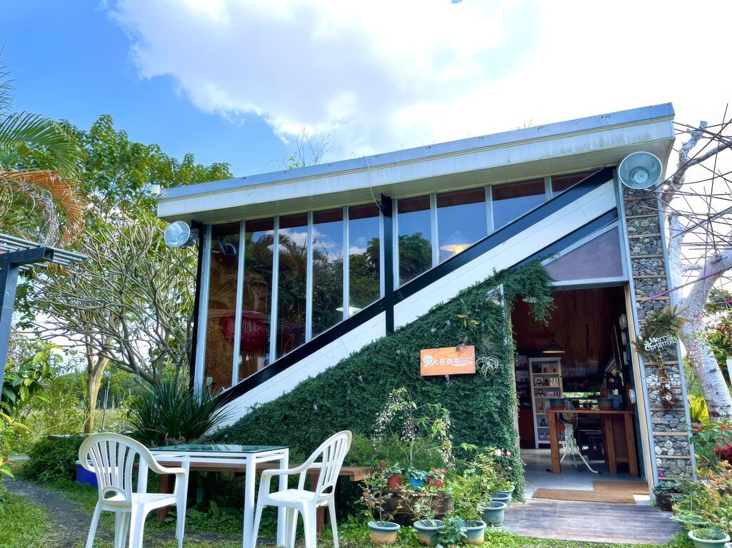 位於農場裡的小店舖，販售著各式玫瑰系列商品