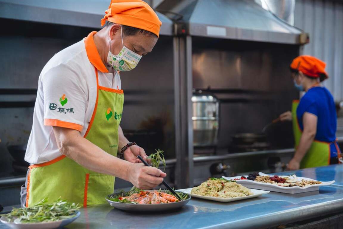 艾草陶盤蝦裝盤點綴