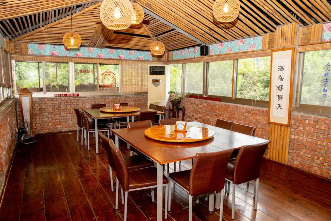 石圍牆田媽媽食堂復古感的用餐空間
