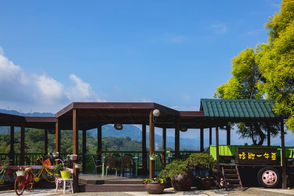 戶外有休憩區可觀賞雲海