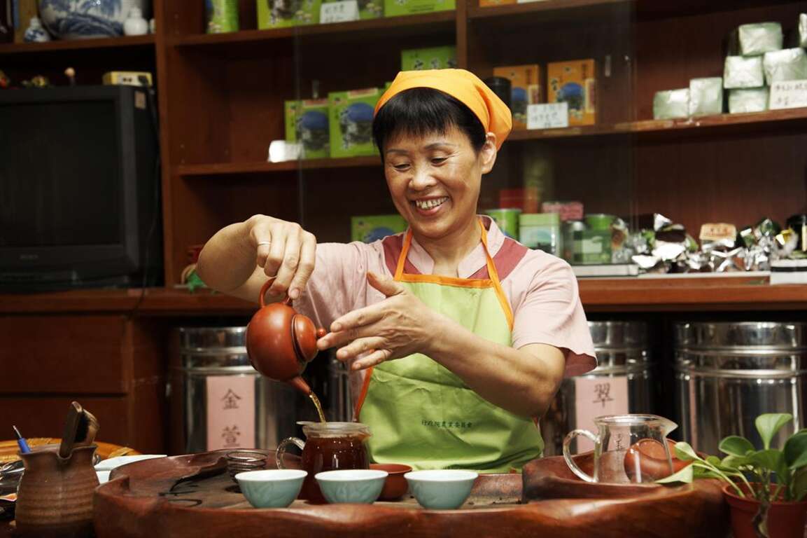 田媽媽將剛泡好的茶倒入壺中