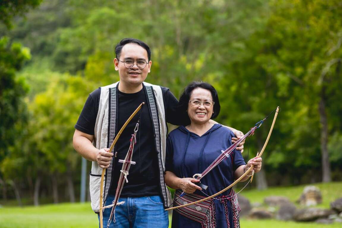 田媽媽胡秀蘭運用太魯閣族的傳統織布技藝製作手工藝品