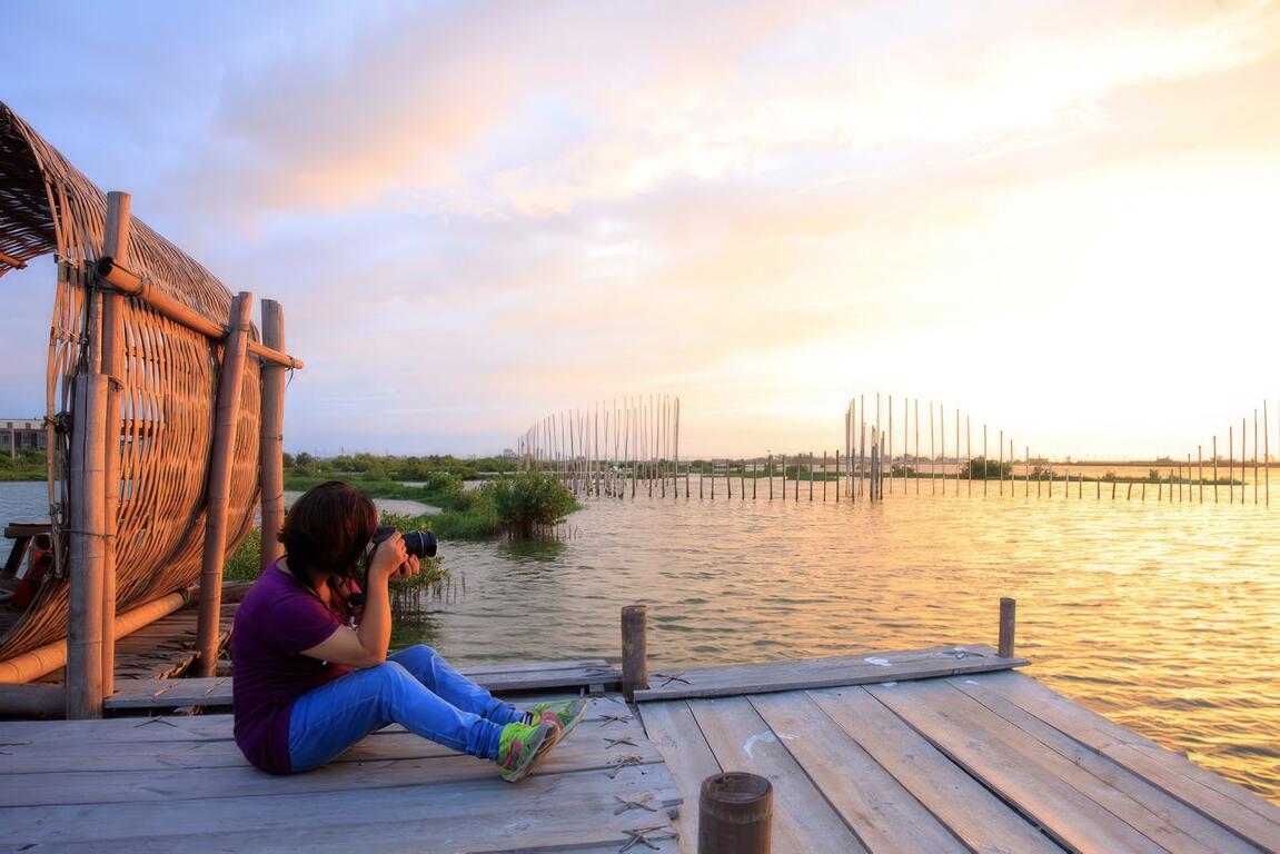 在成龍溼地拍夕照美景