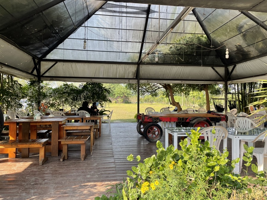 大帳篷區的用餐區後方就是玫瑰園，牛車造型桌別具農村風情。