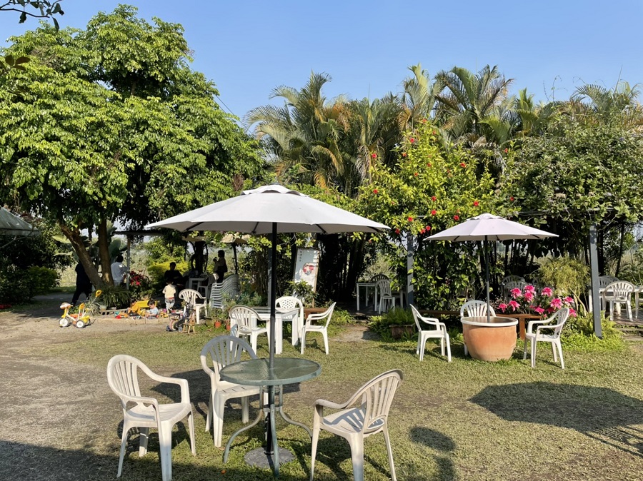 百花盛開而綠意盎然的用餐休憩區。