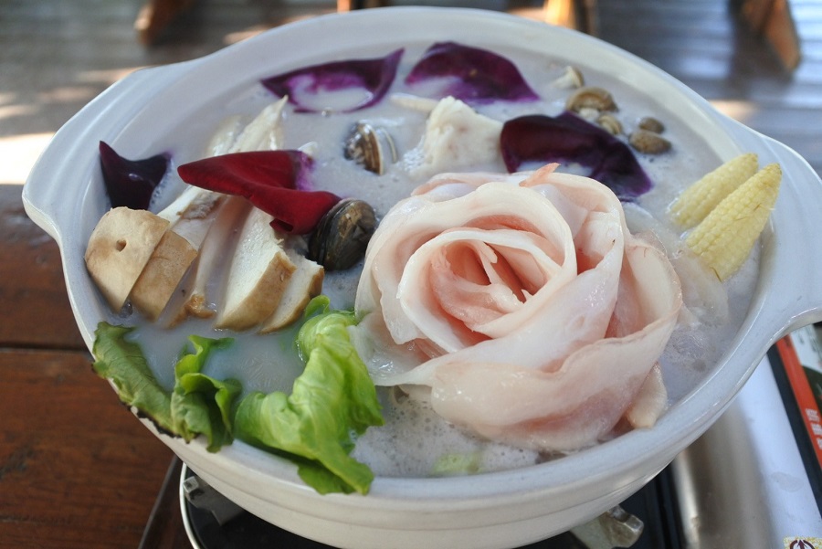 玫瑰小火鍋的食材極為豐富，多是自家種植有機蔬菜，連肉片都以玫瑰呈現。