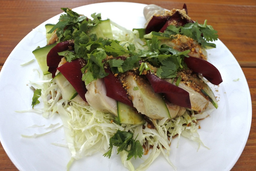 這道玫瑰口水雞特別請香港廚師指導微辣的香麻醬汁，佐著玫瑰香氣的真的令人口水直流。