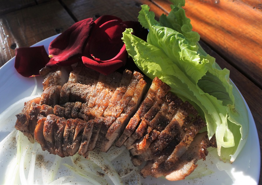 客家風味的玫瑰鹹豬肉，搭配著爽口的蔬菜和洋蔥與玫瑰，清爽不油膩。