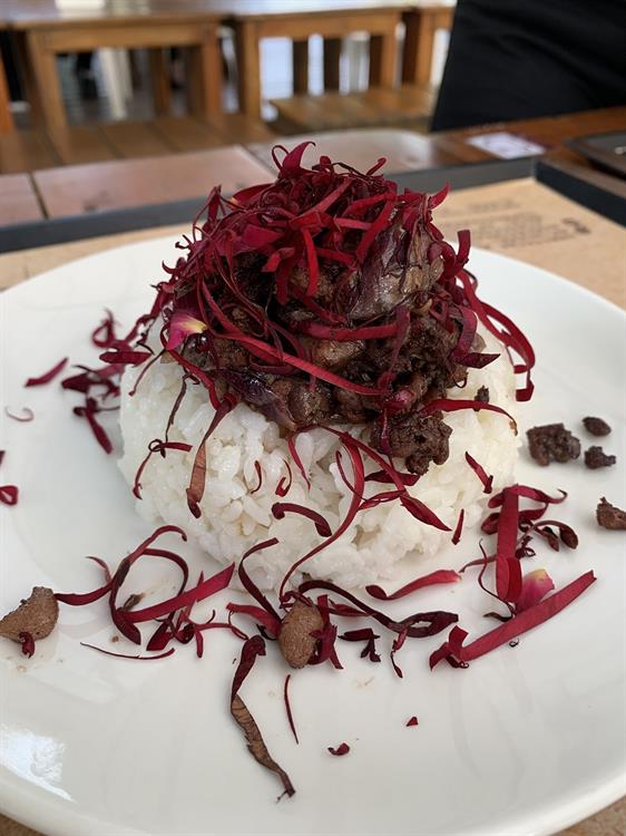 一上桌就令眾人驚豔的玫瑰滷肉飯。